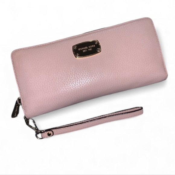 Michael Kors Handbags - Michael Kors Jet Set Travel Continental Wallet
W/ attached wristlet strap